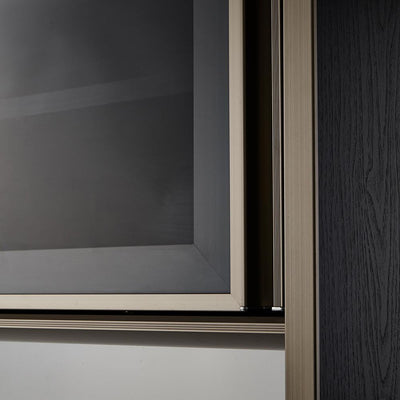 【シャンパンゴールドのアルミ枠】エレガントな印象を与える、シャンパンゴールドのアルミ枠。