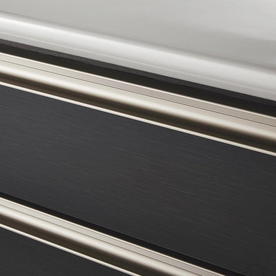 【デザインにこだわり】ナチュラルな木目とのコントラストが美しい、シルバーの取っ手。