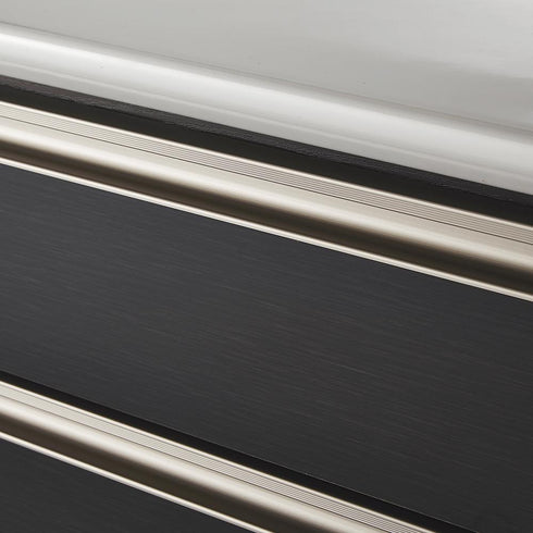 【デザインにこだわり】ナチュラルな木目とのコントラストが美しい、シルバーの取っ手。