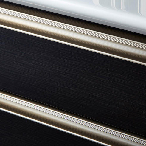 【デザインにこだわり】ナチュラルな木目とのコントラストが美しい、シルバーの取っ手。