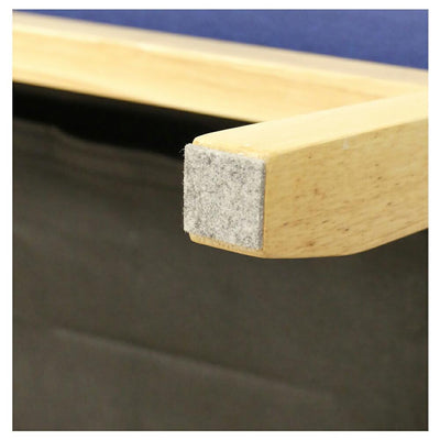 【床を守るフェルト付き脚】
ソファの脚裏にはフェルトが貼られており、床を傷つけにくく、移動もスムーズに行える工夫が施されているので、フローリングのご家庭にも安心です。