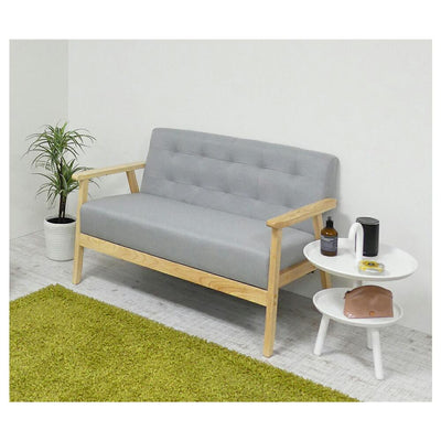 【明るいグレーで優しい空間に】
ナチュラルな木の温もりと、淡いグレーの張地が調和し、空間全体を柔らかく包み込むような印象に仕上げてくれ、一人暮らしのワンルームにもぴったりです。