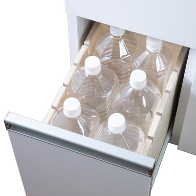【2Lペットボトルもラクラク】
深さのある引出には2Lペットボトルがしっかり収まり、災害用備蓄やまとめ買いの収納にも頼れる大容量設計です。
