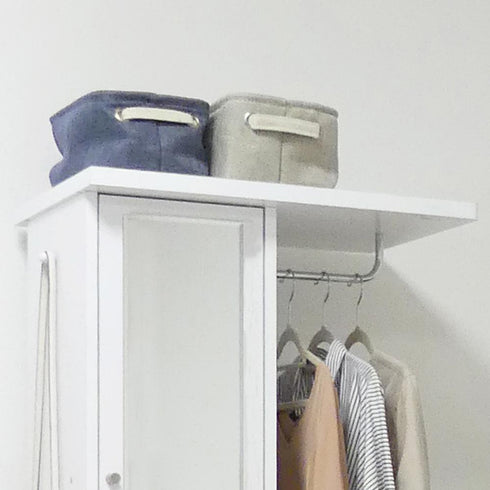 【見せる天板収納で魅せる】
天板にはカゴやボックスを置いてディスプレイでき、機能的かつおしゃれな収納スペースとして空間に個性を添えます。