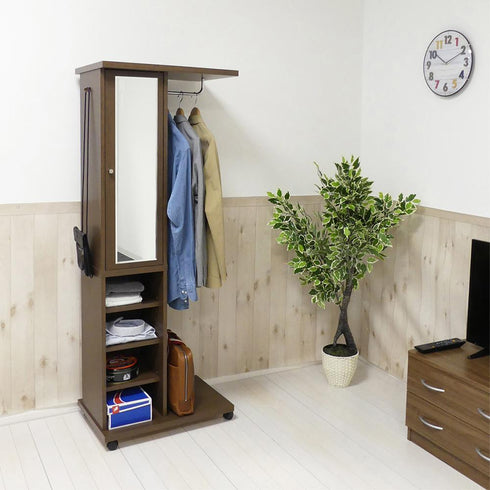 【ショップのような佇まい】
ミラー扉で毎日のコーディネート確認ができるだけでなく、お気に入りの洋服や小物をディスプレイ感覚で収納できます。