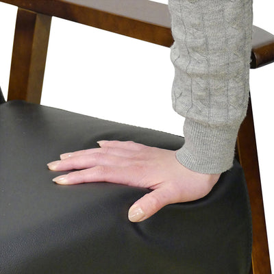 【沈み込みすぎない、理想の硬さ】
適度な反発力がある硬めのクッションは、長時間座っても疲れにくく腰への負担を軽減するため、快適な座り心地とスムーズな立ち座りをサポートします。