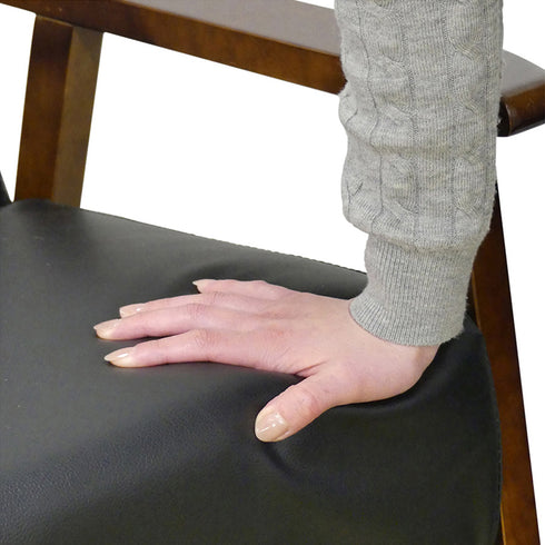 【沈み込みすぎない、理想の硬さ】
適度な反発力がある硬めのクッションは、長時間座っても疲れにくく腰への負担を軽減するため、快適な座り心地とスムーズな立ち座りをサポートします。