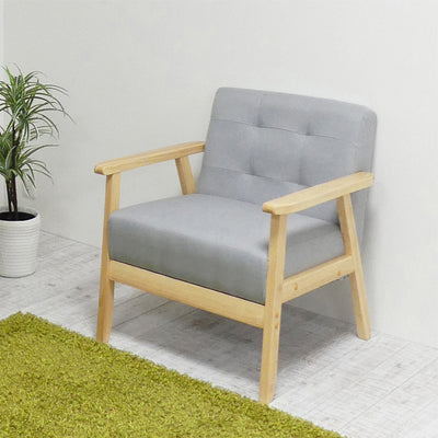 【どんな部屋にも馴染む万能さ】
落ち着いたグレーの色合いとシンプルなデザインがどんなお部屋にも自然と溶け込み、腰に優しい硬めの座面でコンパクトながらも快適なくつろぎを提供します。