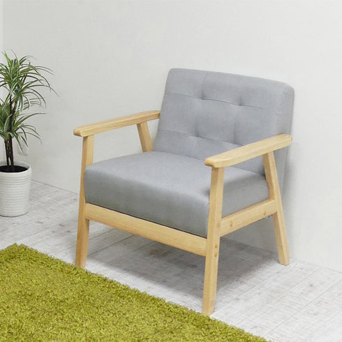 【どんな部屋にも馴染む万能さ】
落ち着いたグレーの色合いとシンプルなデザインがどんなお部屋にも自然と溶け込み、腰に優しい硬めの座面でコンパクトながらも快適なくつろぎを提供します。