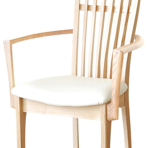 【長時間の使用でも快適】座面は低反発ウレタンで、長時間の使用でも快適です。