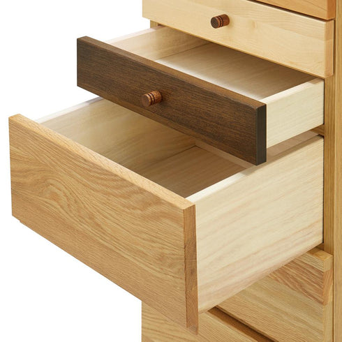 【計算された、使いやすさ】
アクセサリーや文具などの小物から、かさばりがちな衣類まで、大きさの異なる引き出しが、あなたの持ち物をすっきりと整理整頓する手助けをします。