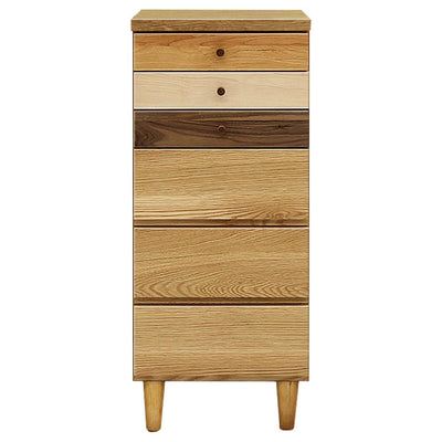 【個性豊かな木々のグラデーション】
アルダー、メープル、ケバンス、オークと、表情の異なる4種の木材が奏でる美しい調和が、お部屋に温もりと個性を与えるスリムなチェストです。