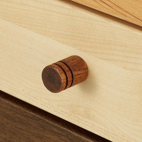 【指先に伝わる、木の質感】
細部まで丁寧に作られた円柱状の取っ手は、つまみやすく、使うたびに木の温もりと愛着を感じさせてくれます。