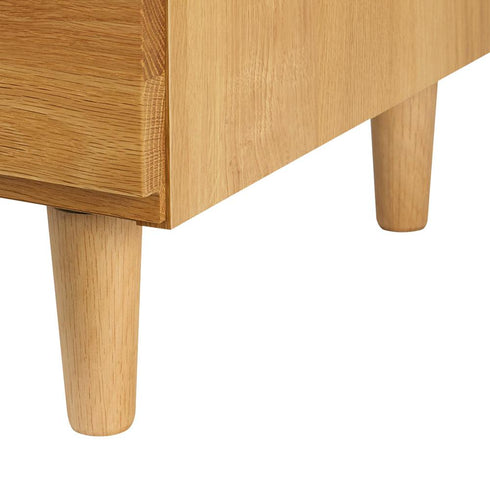 【空間を軽やかに見せる脚】
スッと伸びた丸脚が全体をしっかりと支えながら、足元に空間を生み出し、お部屋を軽やかな印象に見せてくれます。