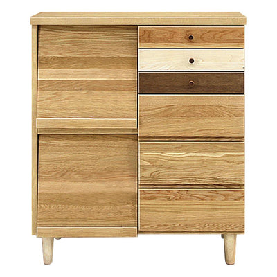 【天然木の美しいグラデーション】
アルダーやオークなど、表情の異なる木材をリズミカルに配置した前板は、見るたびに新しい発見がある、世界に一つだけの表情を見せてくれます。