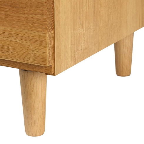 【安定感のあるスマートな脚】
先細りのデザインがお部屋に軽やかな印象を与えつつ、しっかりと本体を支える安定感のある脚は、お掃除ロボットも通りやすい高さで、日々の暮らしやすさも考えられています。