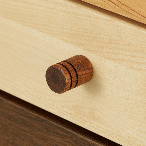 【指先に伝わる木のぬくもり】
つまみやすく、温かみのある円柱状の取っ手は、引き出すたびに天然木ならではの心地よい手触りを感じさせ、愛着を深めてくれます。