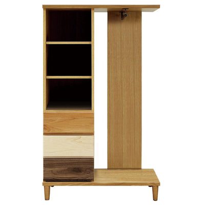 【お気に入りの洋服の指定席に】
シワをつけたくないシャツやジャケットも、さっと掛けておける洋服吊りスペースで、明日着る服の準備もスマートにできます。