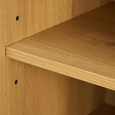 【リビングが私のクローゼットに】
奥行きが浅いコンパクト設計は、リビングに置いても圧迫感がなく、毎日使う服や小物をまとめて自分だけの空間を演出します。