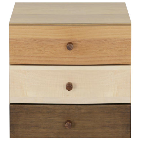 【天然木が奏でるグラデーション】
アルダー、メープル、ケバンスと、それぞれ表情の違う天然木を贅沢に組み合わせた前板が、お部屋に温かみと洗練された雰囲気を与えてくれます。