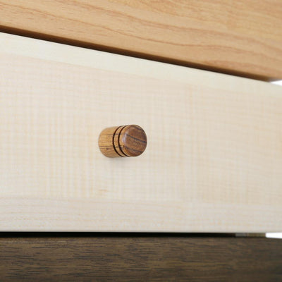 【指先に伝わる、木のやさしさ】
つまみやすく、なめらかに仕上げられた円柱状の取っ手は、デザインのアクセントになるだけでなく、引き出すたびに木の優しい手触りを感じさせてくれます。