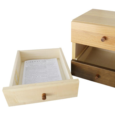 【A4サイズも収まる、確かな収納力】
デザイン性だけでなく、引き出しの中にはA4用紙がすっきりと収まる実用性を備え、書類や小物を整理する卓上チェストとしても活躍します。