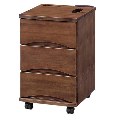 【温もり感じる、ウォールナット】
深みのあるウォールナットの色合いが落ち着いた雰囲気を醸し出し、たっぷり3段の引き出しが散らかりがちなリビングの小物をしっかり受け止め、生活感を隠してくれます。