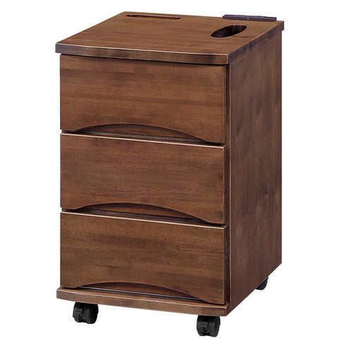 【温もり感じる、ウォールナット】
深みのあるウォールナットの色合いが落ち着いた雰囲気を醸し出し、たっぷり3段の引き出しが散らかりがちなリビングの小物をしっかり受け止め、生活感を隠してくれます。