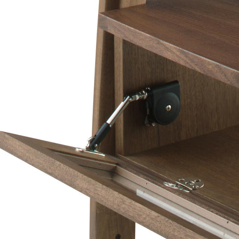 【片手で簡単に開け閉め】ボード前面のフラップ扉は、片手で簡単に開け閉めができます。