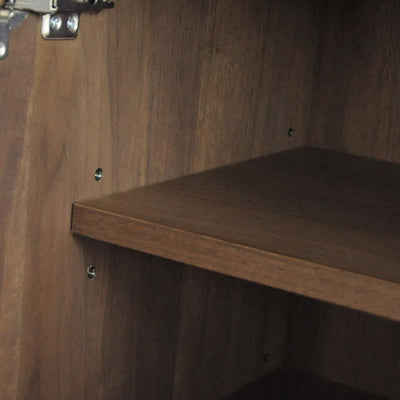 【棚板は高さ調整可能】扉内には可動棚が2枚ついており、3段階調節が可能な仕組みです。