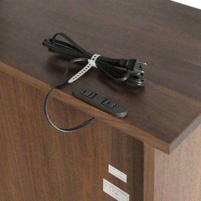 【コンセント口付き】天板の奥側には2つのコンセント口が付いており、家電や充電器の電源としてご活用いただけます。