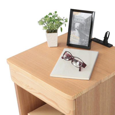 【天板を賢く使う】メガネや本を置いたり、飲み物を楽しんだり、コンセント付きの天板はあなたのリラックスタイムをより豊かにします。