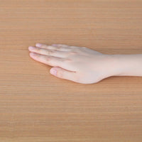 【滑らかな天板仕上げ】天然木の質感が心地よい天板は、丁寧に仕上げられているため、毎日触れたくなるような滑らかさです。