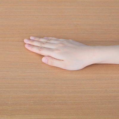 【滑らかな天板仕上げ】天然木の質感が心地よい天板は、丁寧に仕上げられているため、毎日触れたくなるような滑らかさです。