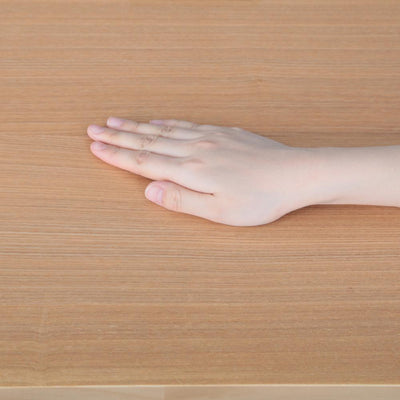 【思わず触れたくなる、質感】
毎日使うものだからこそ、心地よさにもこだわり、すべすべとした滑らかな手触りの天板は、飲み物を置いたり、書き物をしたりする際にも気持ちよくお使いいただけます。