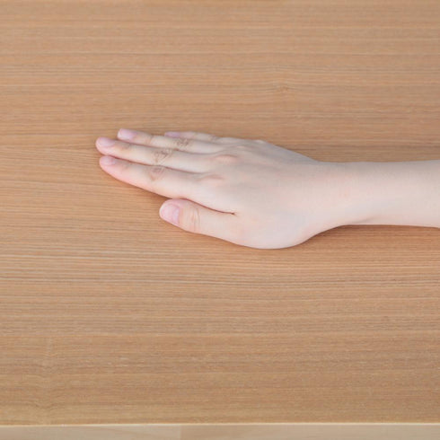 【思わず触れたくなる、質感】
毎日使うものだからこそ、心地よさにもこだわり、すべすべとした滑らかな手触りの天板は、飲み物を置いたり、書き物をしたりする際にも気持ちよくお使いいただけます。