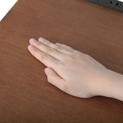 【手に伝わる、木の温もり】
滑らかに仕上げられた美しい木目の天板は、思わず触れたくなるような心地よさで、日々の暮らしに温もりと安らぎを与えてくれます。