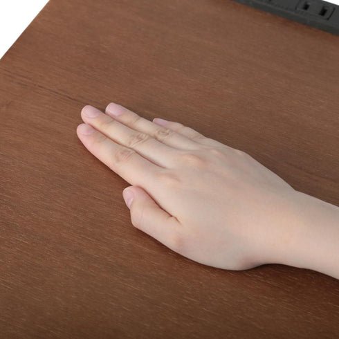 【手に伝わる、木の温もり】
滑らかに仕上げられた美しい木目の天板は、思わず触れたくなるような心地よさで、日々の暮らしに温もりと安らぎを与えてくれます。