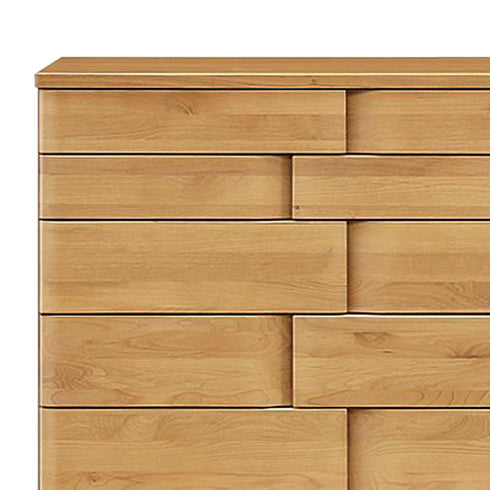 【思わず触れたくなる、美しい木目】
上質なアルダー材が持つ美しい木目と、見る角度によって表情を変える立体的なデザインは、お部屋に温かみとモダンな印象を与え、背面まで美しく仕上げた丁寧な作りで、いつまでも愛着をもってお使いいただけます。