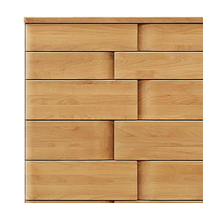 【細部に宿る天然木の温もり】
なめらかに仕上げられたアルダー材の美しい木目と、立体感のある引き出しのデザインは、細部にまでこだわりが感じられ、長く使うほどに愛着が深まっていくことでしょう。