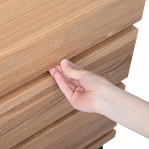 【すっきりとした手掛け仕様】
取っ手をなくした手掛け仕様のデザインは、見た目がスマートなだけでなく、余計な出っ張りがなく安全にお使いいただけます。