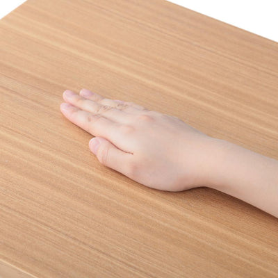 【触れるたび、感じる木の温もり】
滑らかに仕上げられた天板に触れるたび、天然木ならではの優しい風合いと温もりが、あなたの心に安らぎを与えてくれるはずです。