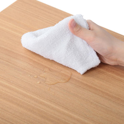 【お手入れ簡単なウレタン塗装】
天板は仕上げ塗装が施されているため、うっかり飲み物をこぼしてしまっても、サッと拭き取るだけで簡単にお手入れが完了します。