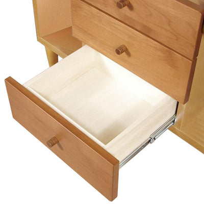 【たっぷり入るスムーズな引出し】
細々した小物から少し大きなものまで、分類してしまえる3杯の引き出しは、スライドレール付きで開閉も驚くほど滑らかです。