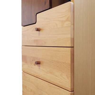 【天然木の豊かな表情】
ひとつひとつ異なるアルダー材の木目が、世界に一つだけの表情を見せ、愛着の湧く一品となるでしょう。