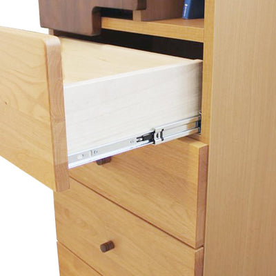 【スムーズな開閉の秘密】
スライドレール付きの引き出しは、たくさんの衣類や小物を入れても、軽い力でスムーズに開け閉めできます。