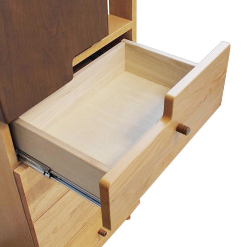 【たっぷりしまえる頼れる収納力】
薄型ながら深さのある引き出しには、かさばりがちな衣類や雑貨もしっかりと収納でき、お部屋をすっきりと片付けられます。