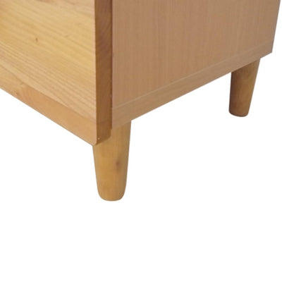 【丈夫な4本の脚で支えます】ハイタイプのサイドボードを、丈夫な4本の脚で支えます。