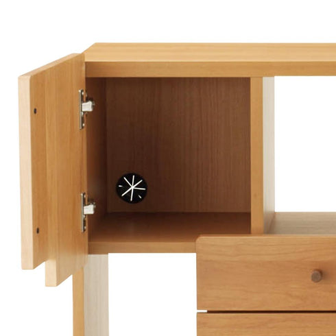 【配線もすっきり、便利な工夫】
扉付き収納の背面には便利な配線穴を設けており、ルーターやオーディオ機器などをすっきりと収納できるため、デジタルデバイスと温かみのあるインテリアが美しく共存します。