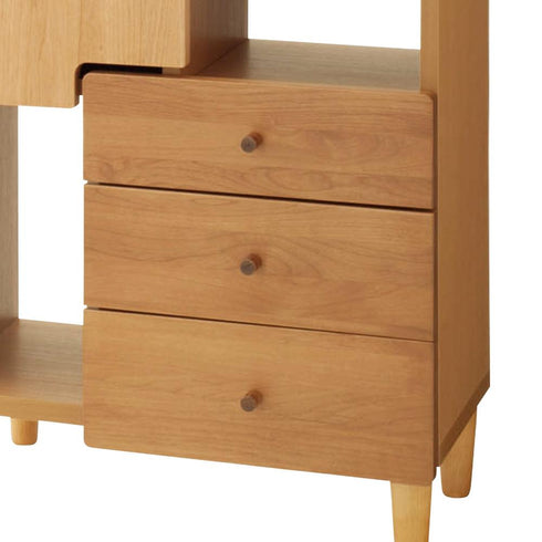 【こだわりの木目グラデーション】
表情豊かなアルダー材を活かした美しい木目のグラデーションと、温かみのあるつまみが、ナチュラルで上質な空間を演出します。